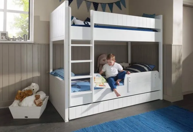 Кровать в 2 яруса экономит пространство и подходит для детской комнаты