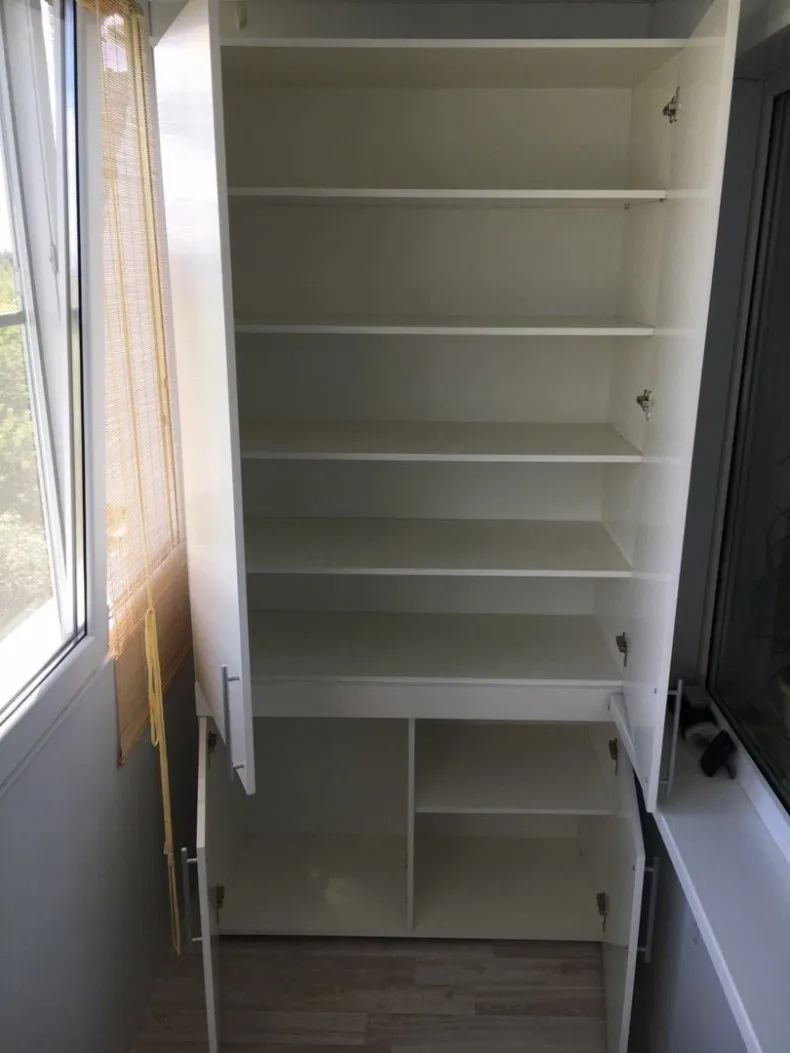 Шкаф на балкон (лоджию): разновидности, нюансы выбора, сборки и установки своими руками встроенных или стационарных шкафов