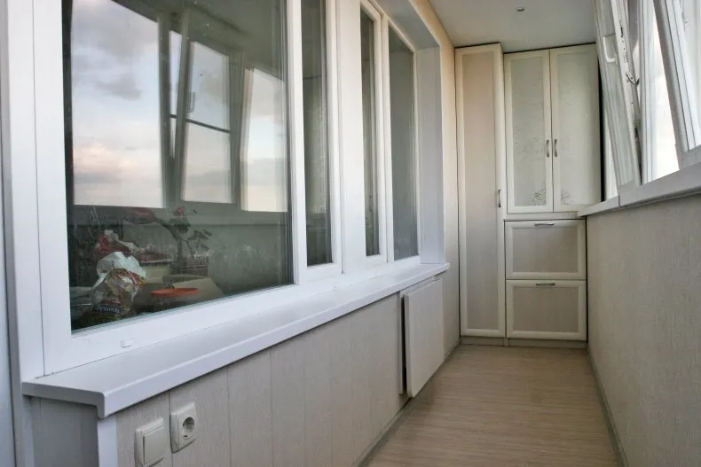 Шкаф на балкон (лоджию): разновидности, нюансы выбора, сборки и установки своими руками встроенных или стационарных шкафов