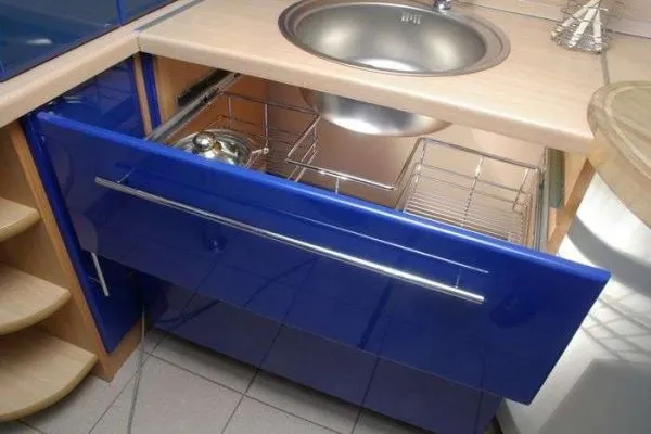 угловой шкаф с системой хранения на кухне