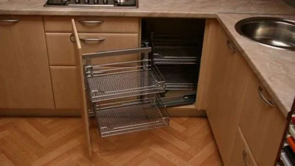 на кухне угловой шкаф под мойку с системой хранения
