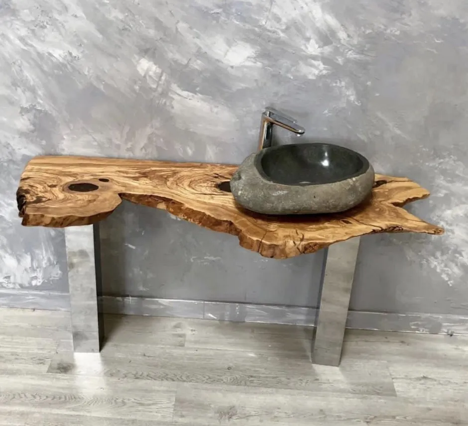 Раковина из камня на деревянной столешнице