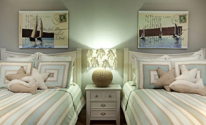 Вариант спальни в стиле прованс с картинами над кроватями