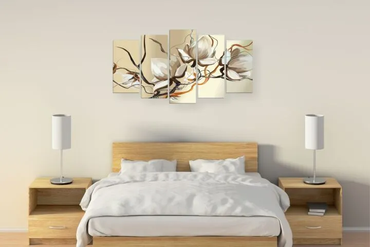Модульная картина с крупным цветком в интерьер спальни